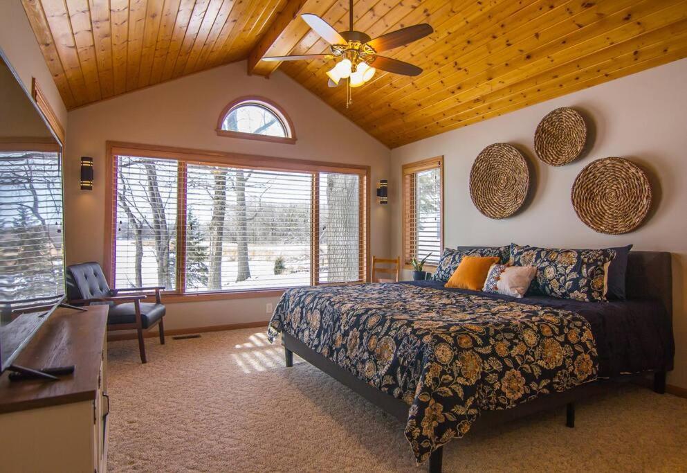 Lake House- Four Bedroom Retreat, King Bed, Beautiful Sunset! Бруклін-Сентер Екстер'єр фото