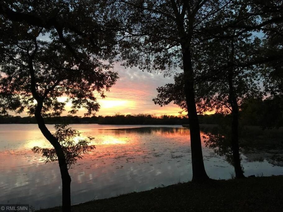 Lake House- Four Bedroom Retreat, King Bed, Beautiful Sunset! Бруклін-Сентер Екстер'єр фото